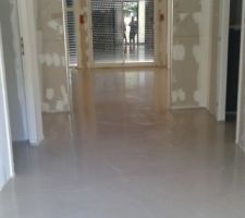 Chape anhydrite en cours (non lissée).