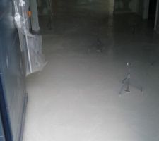 Chape anhydrite en cours (non lissée).