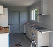 Cuisine IKEA en cours de montage