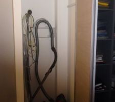 Moiti&eacute; du placard d'install&eacute; ( l'&eacute;tag&egrave;re s&egrave;che )