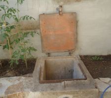 Sur la terrasse sud, entrèe de la réserve d'eau