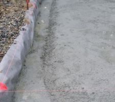 Le début du radier, une première couche fine de béton est coulée sur le sol refait