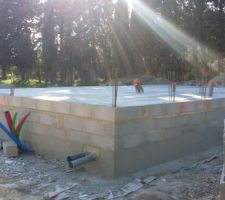 Le vide sanitaire est fait, maintenant, place au plancher. 
Le voilà coulé