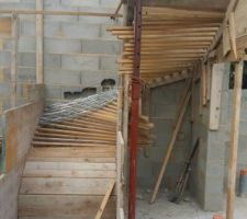 Pr&eacute;paration du coffrage de l'escalier