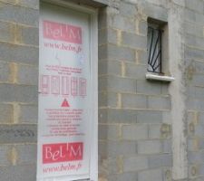 La pose de la porte d'entr&eacute;e et de la grille des WC du RDC