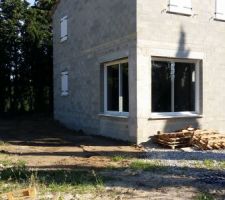 La terre des fondations est parti. Une autre erreur de d&eacute;butant sur ce point. J'ai pay&eacute; un terrassier pour l'enl&egrave;vement (500?), 15 jours plus tard, un voisin dans la m&ecirc;me situation a demand&eacute; au paysagiste du coin qui lui a enlev&eacute; gratuitement.