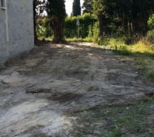 La terre des fondations est parti. Une autre erreur de d&eacute;butant sur ce point. J'ai pay&eacute; un terrassier pour l'enl&egrave;vement (500?), 15 jours plus tard, un voisin dans la m&ecirc;me situation a demand&eacute; au paysagiste du coin qui lui a enlev&eacute; gratuitement.