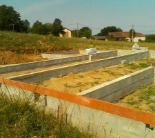 - mise en place des planelles en terre cuite qui serviront &agrave; contenir sur les bords exterieurs le b&eacute;ton pour la future dalle....