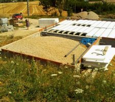 - remplissage de gravier pour la dalle du garage qui n'est pas sur hourdis, mais quand m&ecirc;me isol&eacute; avec des plaques de polystirene de 6 cms de haut .