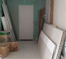 DeuxiÃ¨me vue de la cuisine avec la fenÃªtre sur la droite qu'on a recommandÃ© car mauvaises dimensions, cuisine trÃ¨s petite de 7m2, moi qui rÃªvait d'un Ã®lot central, on fera avec.Du coup, je n'arrive pas Ã  me projeter dedans