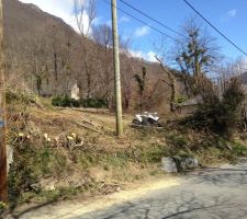 Bordure du terrain en cours de nettoyage