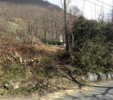 Pendant le nettoyage bordure de route