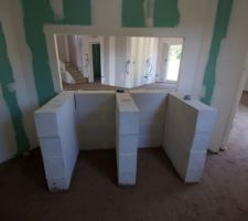 Interieur de la salle aquarium! support en beton cellulaire pour la pose du bac