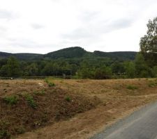 Notre terrain est à droite... vue sur les Monts de Guéret et direction l'étang de Meyrat