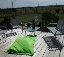 Notre nouveau salon de jardin installé devant le jardin zen