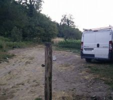 On plante les d&eacute;limitations de terrain, suites aux nombreux abus de certains, consid&eacute;rant que mon terrain est une place de parking gratuite! Pour preuve la fameuse camionette