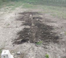On a découvert une grosse pierre dans le jardin, côté OUEST, alors en essayant de la retirer, on a remarqué qu'il y en avait beaucoup, en réalité, on se demande encore ce que ça représente.