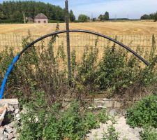 Arriv&eacute;e du tube PE pr&egrave;s de la construction