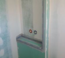Bandes de protection à l'eau des angles sortants et raccords "mur-tablette"