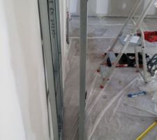 Préparation du plafond suspendu qui sera au dessus de l'ilot central de la cuisine