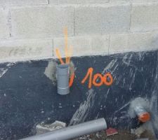 Ouuuuuuf !! Après un travail de longue haleine et limite l harcèlement auprès du CDT,les aérations et l'accès au vide sanitaire ont enfin été faits.
Plus qu'à finaliser cela proprement avec une cour anglaise de 1 m2.