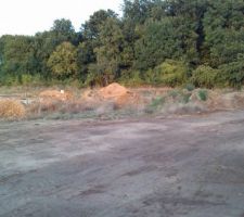 Vue du terrain sur la droite de la photo, du bois de Mme HUE en arri&egrave;re plan et des autres lots. D&eacute;but de la viabilisation des terrains.
