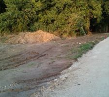 Vue du terrain, en lisi&egrave;re de bois sur un c&ocirc;t&eacute;, en bordure d'une piste cyclable de l'autre c&ocirc;t&eacute;