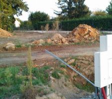 Vue qui permet d'estimer la profondeur du terrain et les limites bois, piste cyclable.