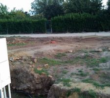 Sur la gauche, limite du terrain, en face futur acc&egrave;s pi&eacute;ton &agrave; la piste cyclable.