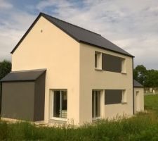 Enduits terminés la dernière semaine de Juillet, et pose des gouttières.