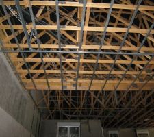 Préparation du plafond vue de dessous de la porte du garage