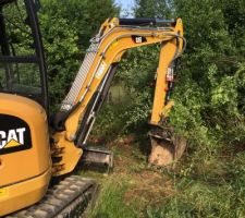 Début des travaux pour traverser chez la voisine et la chaussée pour rejoindre le fossé busé