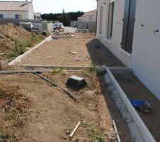 Préparation de la terrasse en pavés et la bande de propreté en gravillons