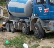 Arrivée de la toupie pour le coulage de la chape liquide.