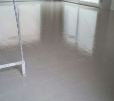 Arrivée de la toupie pour le coulage de la chape liquide.
Une fois coulée, ça donne cela.
Du coup, j ai l impression que la pièce est bien plus grande.
Cet effet d'optique. 
L aération de la pièce ne pourra se faire qu après 48 - 72h pour que l'humidité ne se repose pas sur le placo.