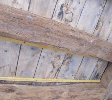 Mise en place de placo et pl&acirc;tre entre les poutres ch&ecirc;ne.