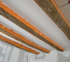 Mise en place de placo et pl&acirc;tre entre les poutres ch&ecirc;ne.