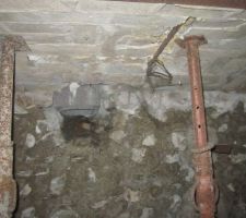 Des étais dans la cave sous la cheminée