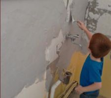 Des petites mains pour reprendre les murs de la sdb du 1er
