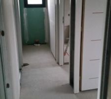 Couloir de l'étage en rampant qui dessert a gauche SDB en face WC et les deux portes de droites : 2 chambres