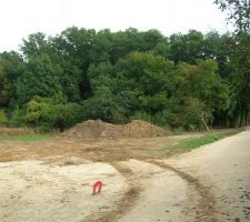 Plan large du terrain, marquage pour mise en place des diff&eacute;rentes voies.
tuyaux = futur &eacute;clairage public