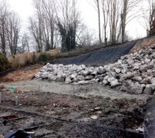Enrochement terminé - talus stabilisé