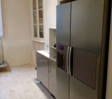 Début pose des meubles de cuisine...