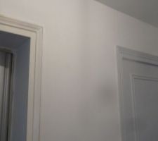 Finitions de l'entourage de l'ascenseur en posant des chambranles assorties aux autres portes