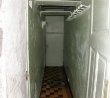 Couloir qui mène de la souillarde à la cuisine