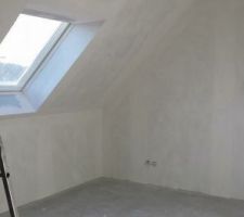 Chambre donnant sur la façade arrière (étage) poncée et enduite