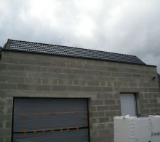 Vue de face du garage avec absence d'égout à gauche!