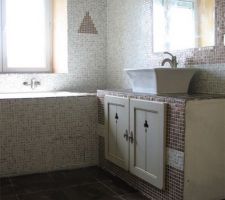 Pose de la mosaique dans la salle de bain de l'étage
