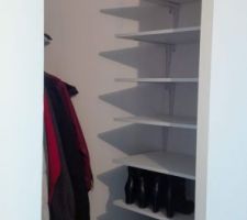 Vestiaire sur mesure de l'entr&eacute;e.