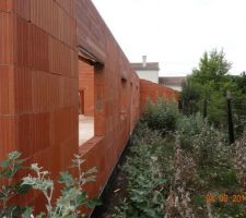 Façade Nord-Ouest, envahie par les mauvaises herbes